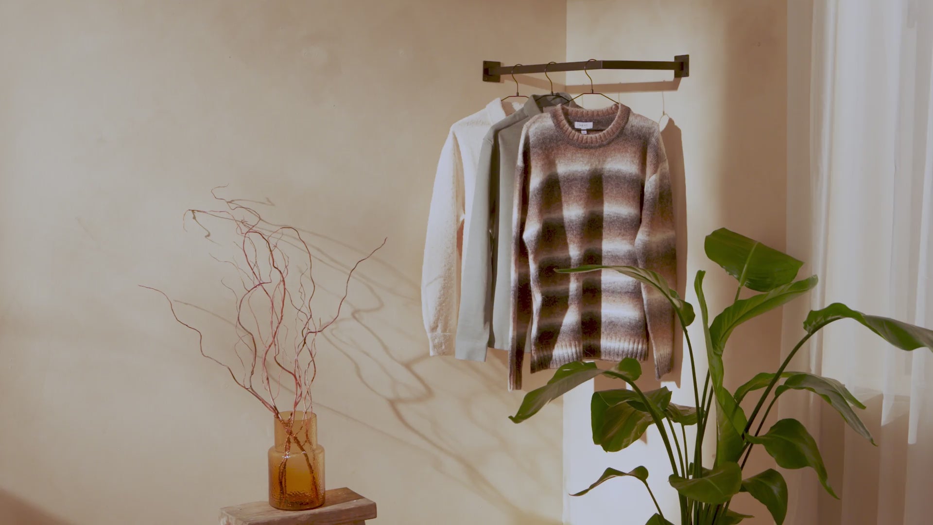 Cargar video: Ropa ÜBERECK Muro