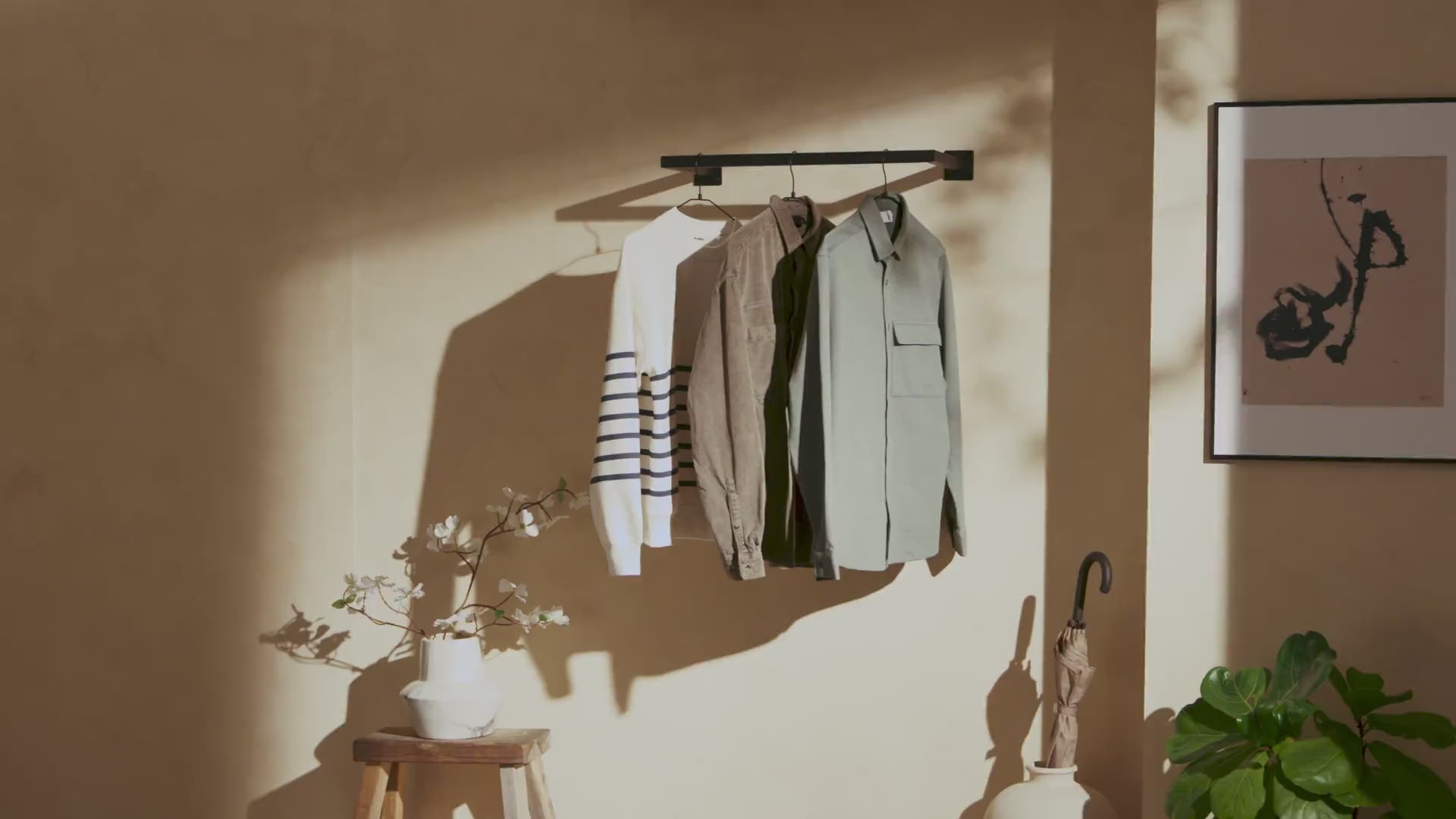 Load video: Clothes rail RECHTECK Wall